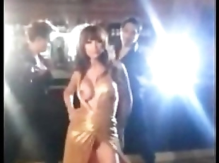 Anushka Sharma Boobs Shown During Shooting, Hot..