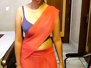 Indian Amateur In Saree Showing Her Shaved..